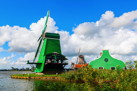 古老的风车在桑斯安斯 Schans，荷兰