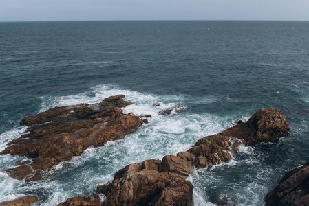 岩崖鸟瞰图与海洋背景
