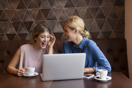 年轻妇女在咖啡馆与平板电脑