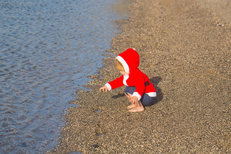 圣诞老人男孩在沙滩水