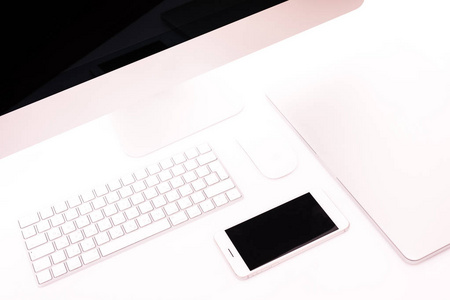 现代办公场所, 带有键盘和鼠标的金属 pc, 手机, 金属笔记本电脑躺在