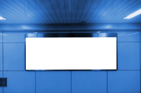 大空白广告牌或灯箱在地铁车站墙上展示, 复制空间为您的短信或媒体内容, 广告, 商业和营销理念, 蓝色色调