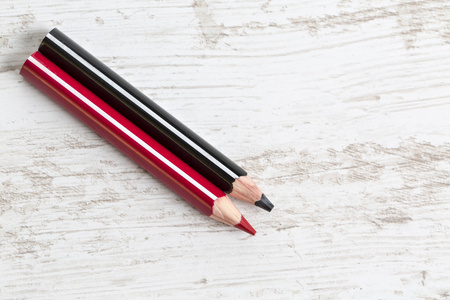黑色和红色的铅笔