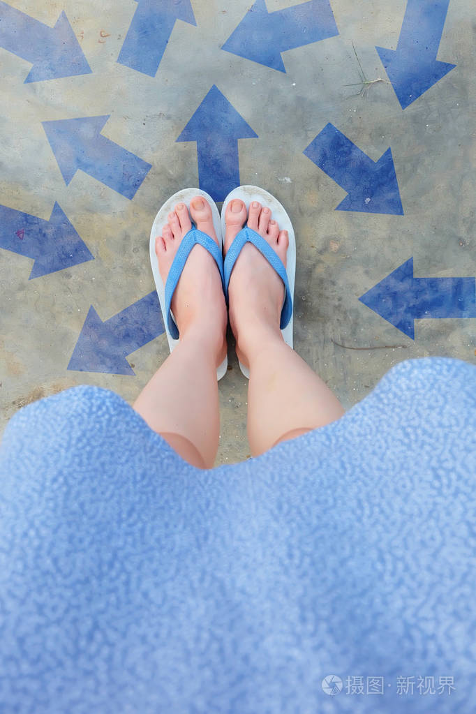 自拍从上面的混凝土地板上隔离的蓝色翻转触发器.