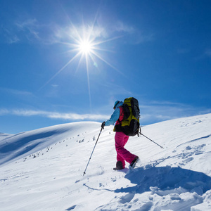 女人下雪的冬天山中徒步旅行