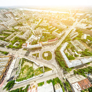 与空中城市景观 十字路口 道路 房屋 建筑物 公园及停车场。阳光灿烂的夏天全景图像