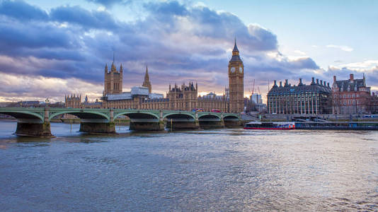 大本和议会大厦。伦敦城市日落夜景