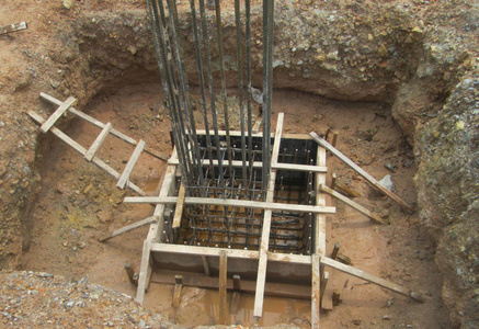 桩帽成形工程和挖桩照片