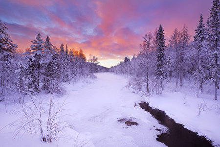 在一条河在附近李维，芬兰拉普兰地区的冬季日出