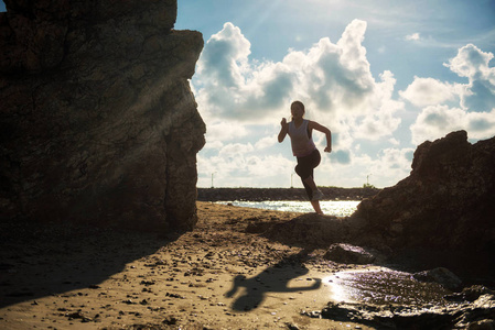 Silhouete 女性赛跑者在海滩