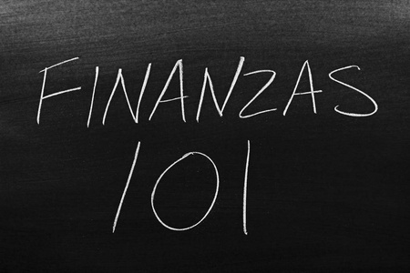 用粉笔在黑板上 Finanzas 101 字