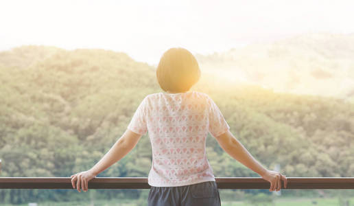 亚洲女人站在阳台上