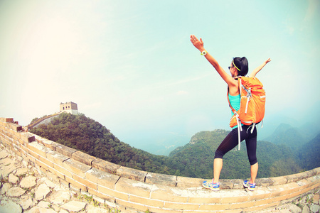 张开双臂欢呼女人的徒步旅行者图片