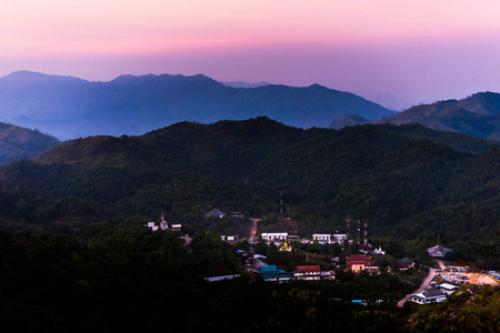 村子在山谷中间, 雨林在