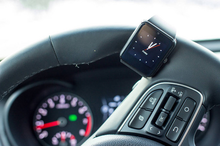 现代汽车内饰方向盘的智能手表图片