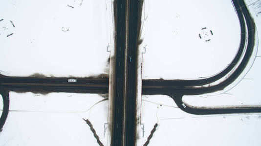 在城市的冬天路从高度。quadrocopter 拍摄的照片。汽车沥青路