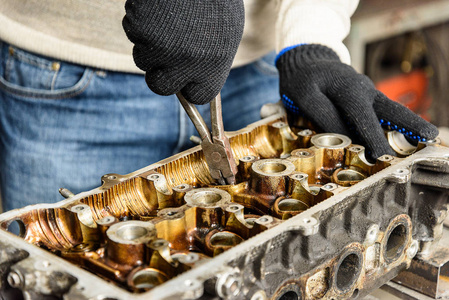 修理发动机图片
