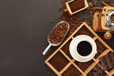关于散落的咖啡豆和香料的顶级视图, 背景与 c