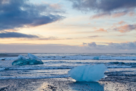 冰岛钻石海滩黑砂冰岩