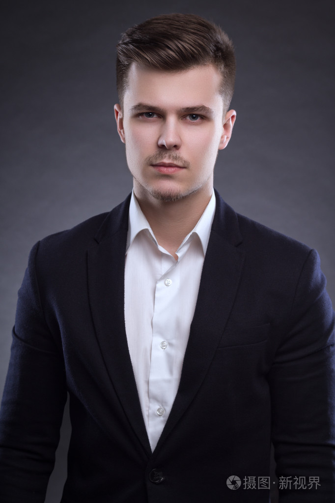 穿着西装的英俊男人