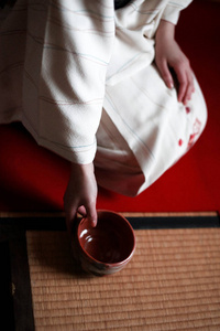 一个女人饰演茶道图片