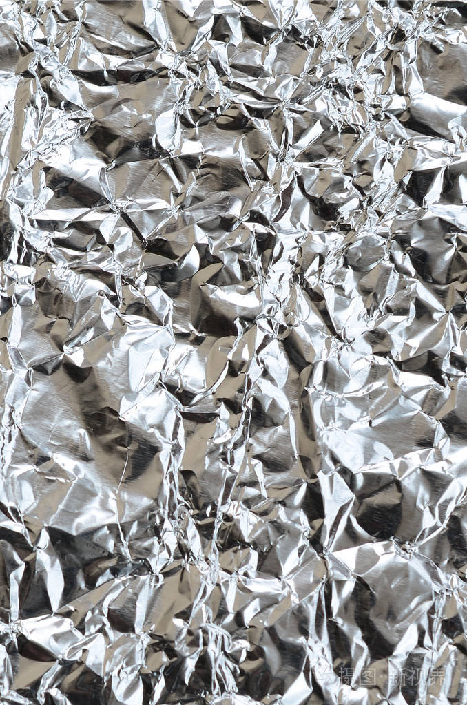 薄皱板破碎锡铝银箔背景与光泽皱巴巴的表面纹理