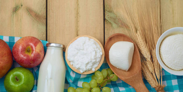 牛奶和乳酪, 奶制品, 水果在木质背景。犹太假日 Shavuot 概念。顶部视图