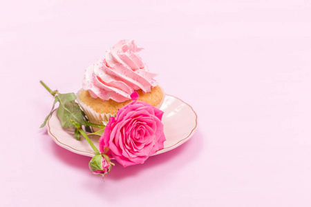 粉红色奶油装饰和玫瑰在粉红色粉彩背景蛋糕