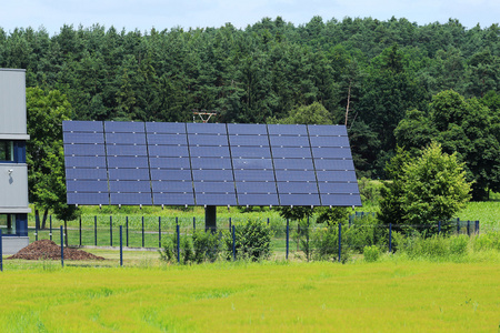 详细的太阳能发电站，在草地上，