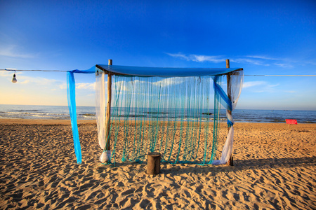 海滩上的门照片