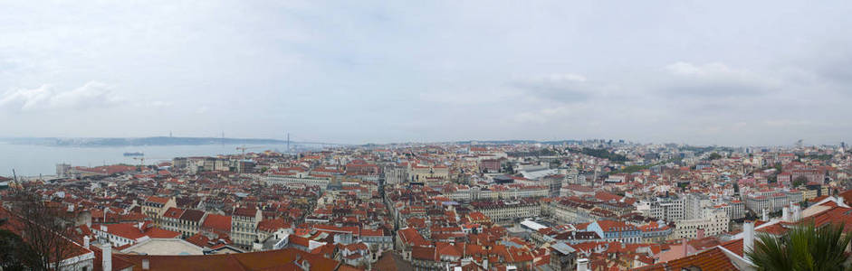 葡萄牙 构成的天际线的里斯本的红色屋顶，旧城的宫殿，25 4 月桥梁和塔霍河