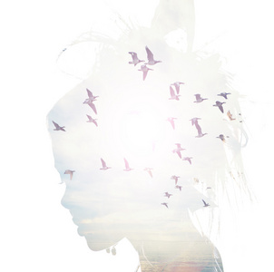 女人头和鸟儿飞翔，双重曝光 自由和自由的背景。美是来自大自然的恩赐
