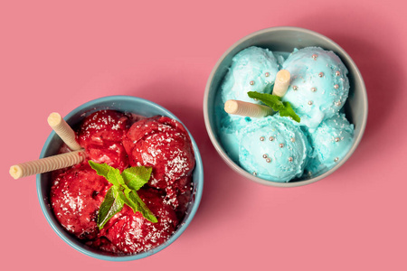 两个冰淇淋球图片