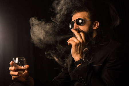 吸烟黑手党老板照片