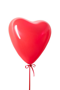红色心脏气球被隔绝在白色背景上