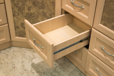 带抽屉的米色橱柜碎片照片