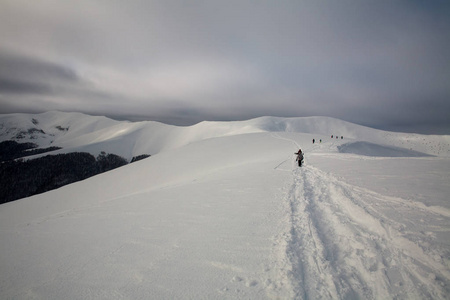 在白雪皑皑的山顶岭与游客徒步旅行