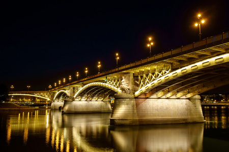 玛格丽特桥黄昏在布达佩斯