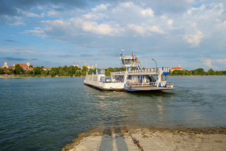 运输的多瑙河上渡轮