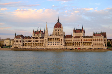 匈牙利国会大厦在日落