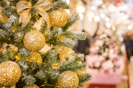 在商场里的圣诞树装饰图片