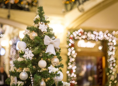 在商场里的圣诞树装饰图片