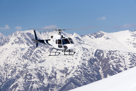 在山的白色救援直升机
