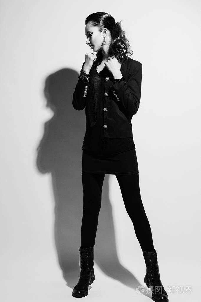 生活方式, 时尚和人的概念: 时尚女孩模特在画室里摆姿势