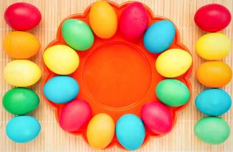 复活节概念画鸡蛋在木桌上的节日