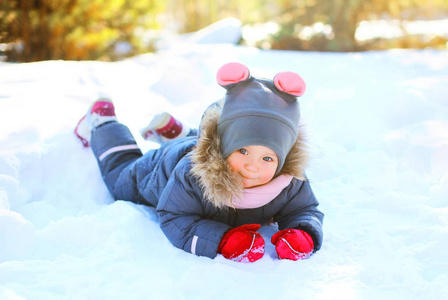 冬季小孩子玩玩雪图片