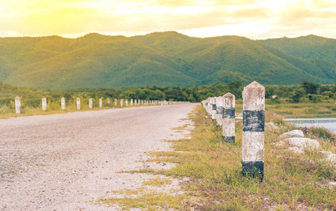 大路向混凝土屏障后晚上山图片