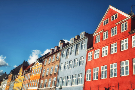 尼哈芬多彩多姿的房子门面在哥本哈根