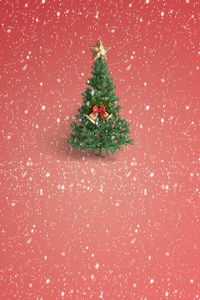 圣诞快乐，圣诞节树与颜色背景上的雪