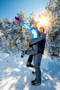 愉快的夫妇在滑雪度假在山